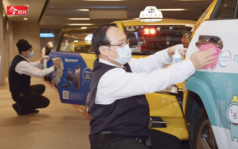 5月15日，雙北升級3級防疫警戒，熱鬧的街景瞬間宛如空城，看在小黃司機的眼中滿是焦慮，計程車龍頭台灣大車隊在這波疫情中使出渾身解術，在攻防並進的策略下，盼的是疫情趨緩的曙光。 圖 : 今周刊 / 提供
