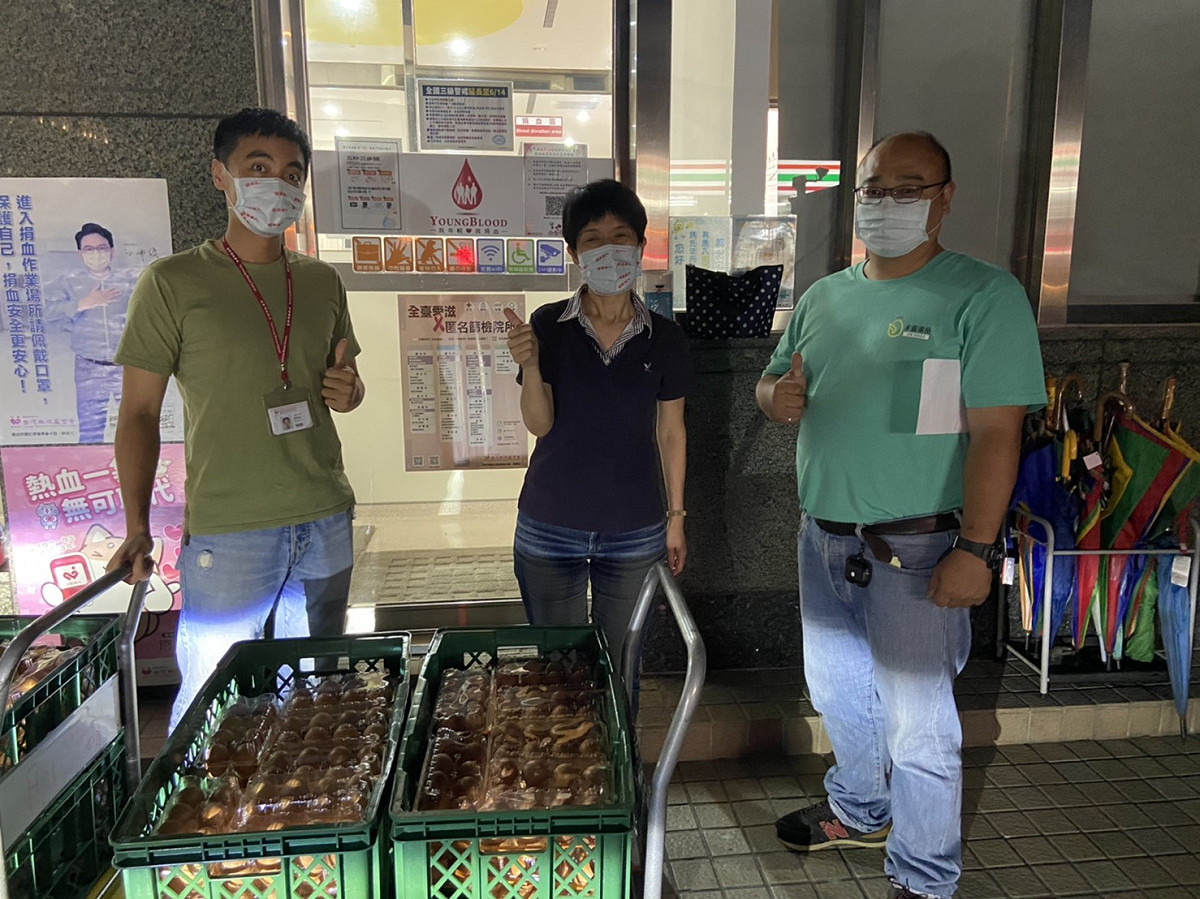 蔡其昌與禾蛋蛋品創辦人胡明鑫（右一）捐贈3000盒（24000顆）雞蛋，提供中部四縣市捐血室作為鼓勵大眾捐血之用。 蔡其昌辦公室/提供