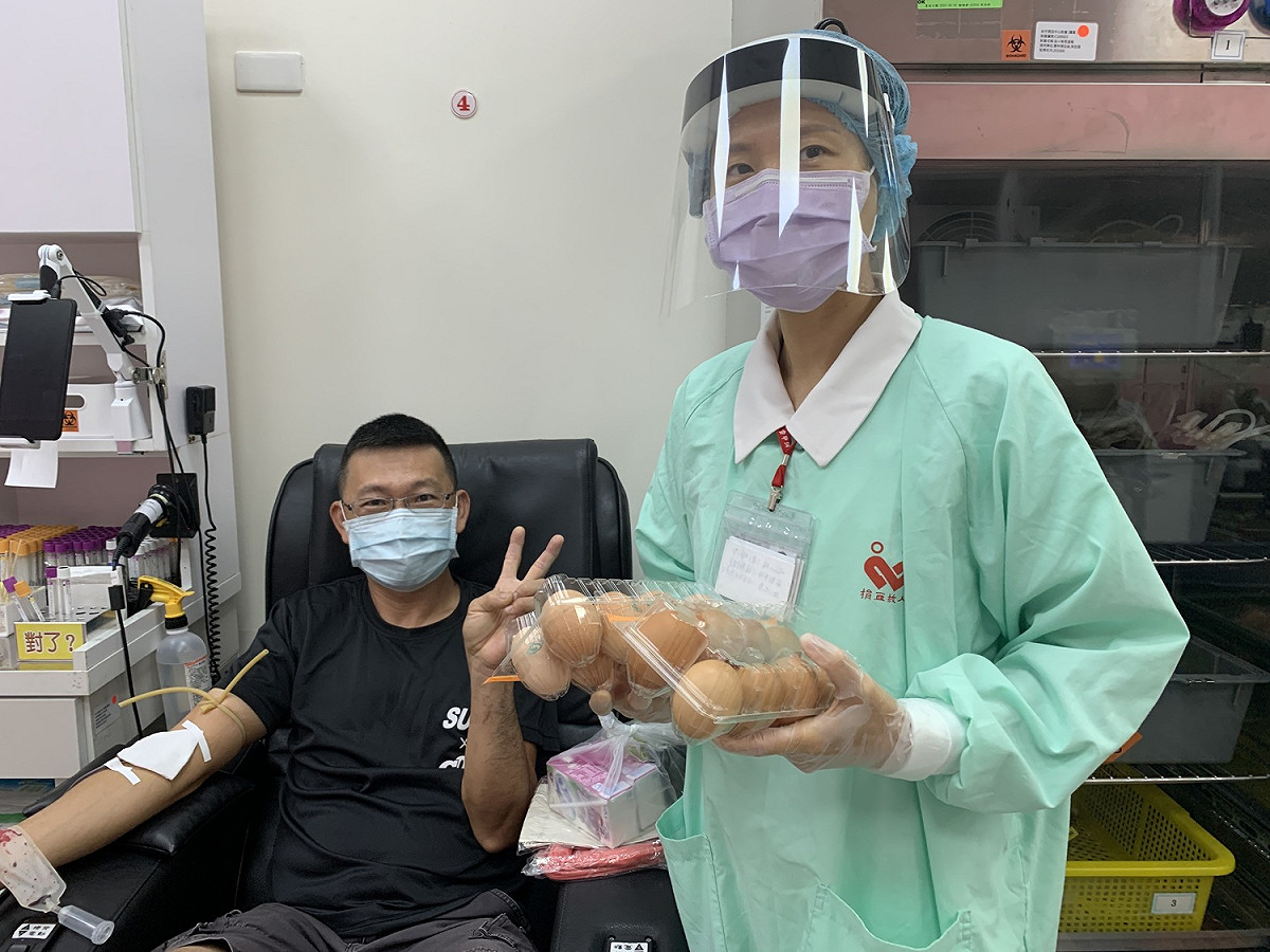 蔡其昌與禾蛋蛋品創辦人胡明鑫捐贈3000盒（24000顆）雞蛋，提供中部四縣市捐血室作為鼓勵大眾捐血之用。 蔡其昌辦公室/提供