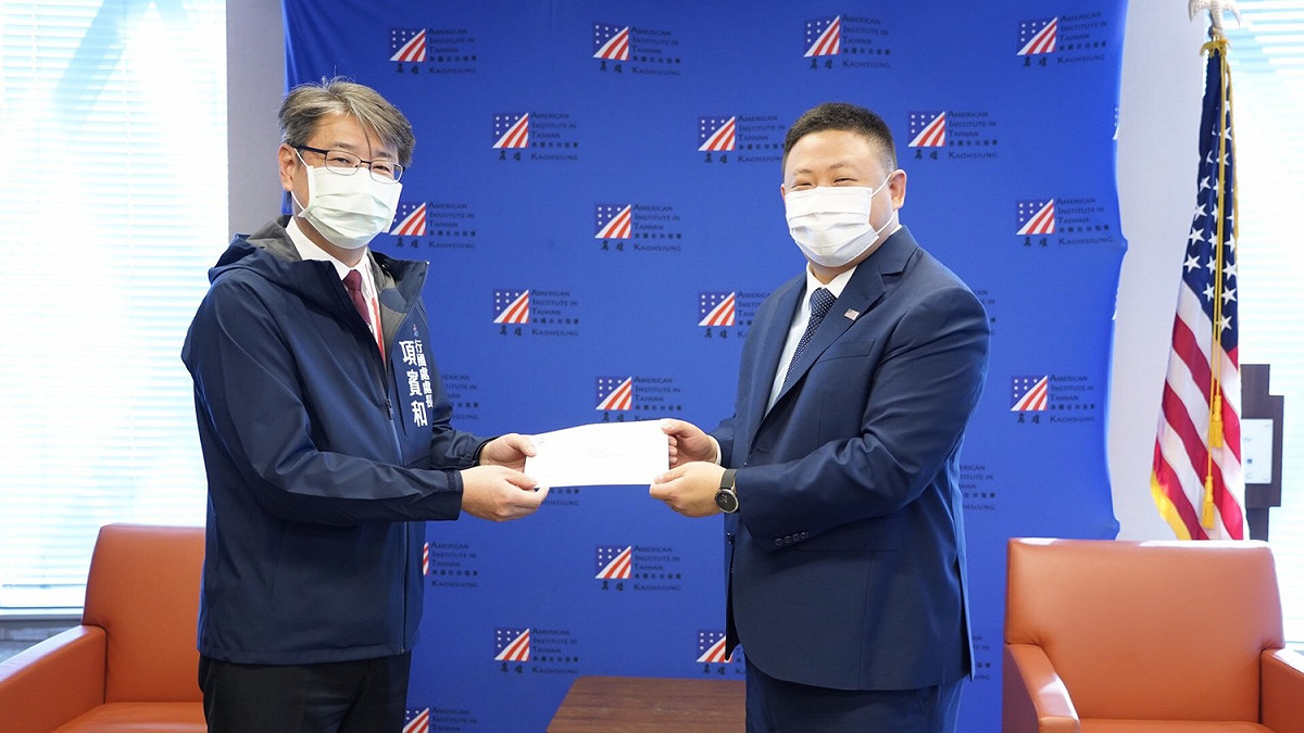 高市行政暨國際處處長項賓和(左)代表陳其邁轉達感謝信。 圖：高雄市政府/提供