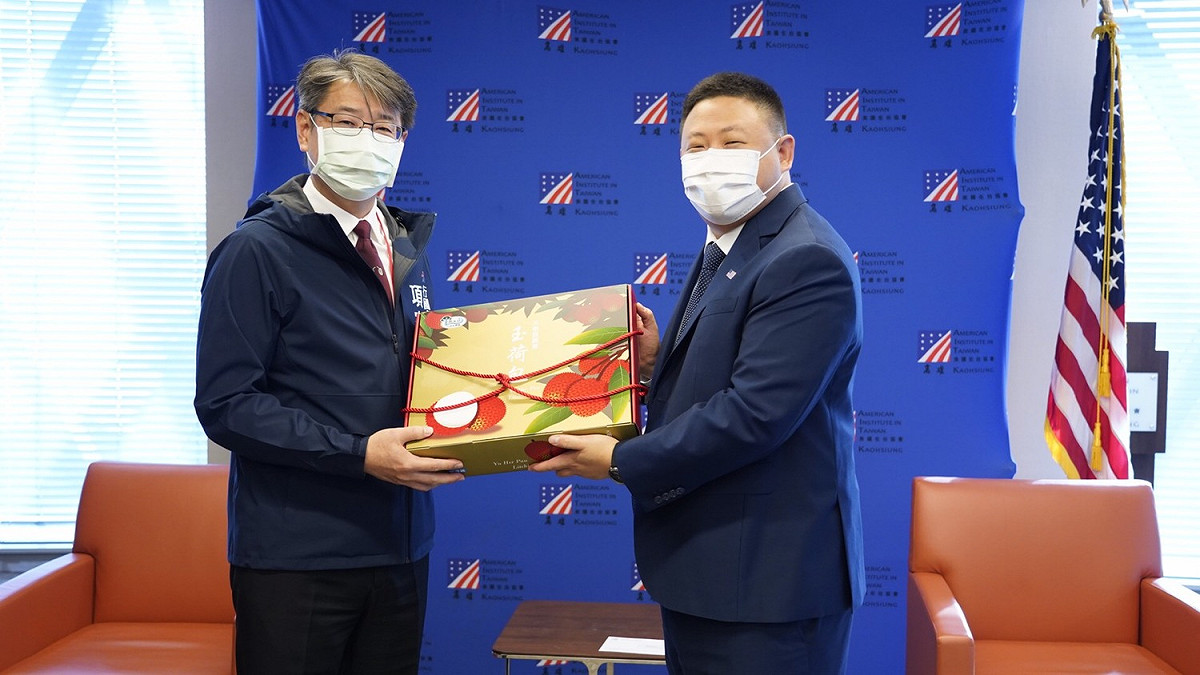 項賓和(左)代表陳其邁轉送玉荷包。 圖：高雄市政府/提供