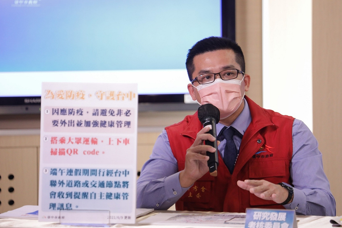 研考會主委吳皇昇說明「台中邊境提醒簡訊」。 台中市政府/提供