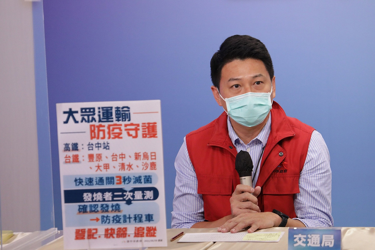 交通局長葉昭甫說明「消毒防疫門」。 台中市政府/提供