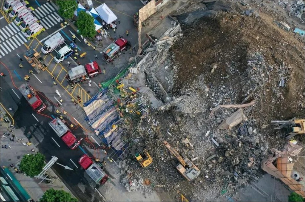 南韓光州市今天(9日)傳出一處拆遷大樓倒塌，現場「活埋」一輛經過的巴士，至少造成9死8傷 圖：翻攝skylove0310推特