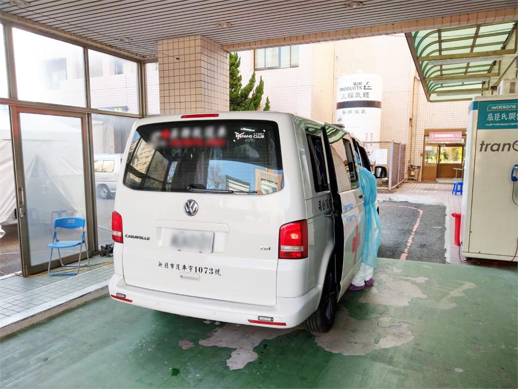 攻擊醫護的洪姓嫌犯已由新北市警局中和分局全程戒護，送往台中的戒護病房。 圖：雙和醫院提供