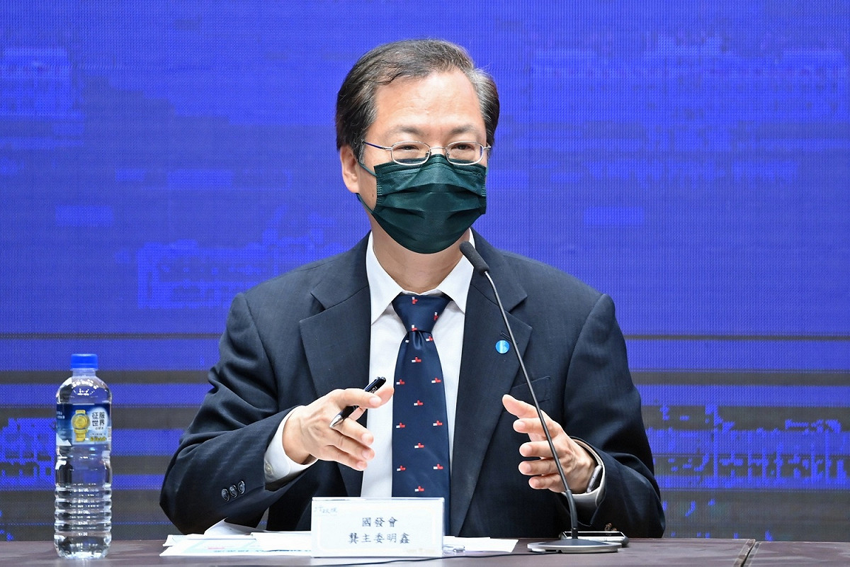 國發會主委龔明鑫補充，在第一波個人紓困部分，完成去年已有帳戶之撥款人數比例達99%，至於1%是因為原有帳戶變更導致遭退回，已進一步連絡處理。 圖：行政院提供（資料照）