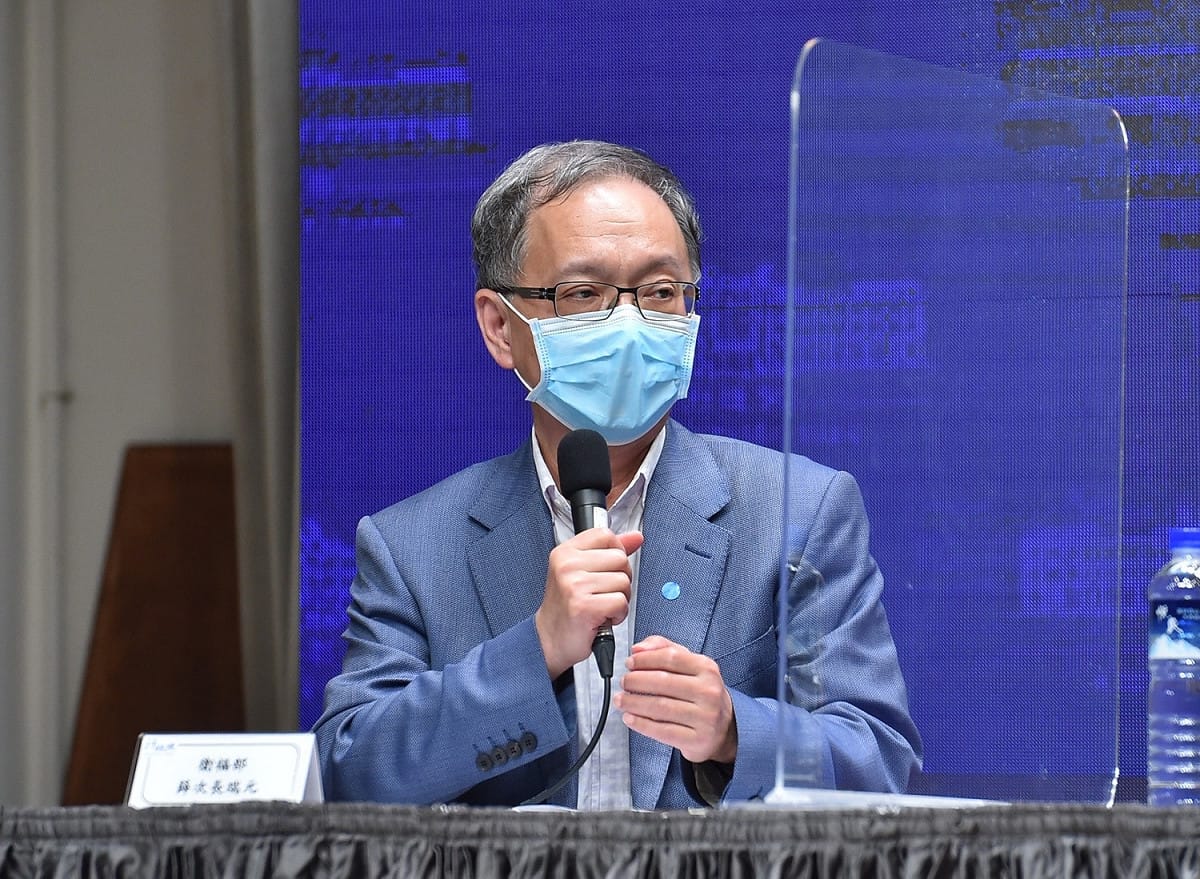 衛福部次長薛瑞元今（10）天在行政院會後線上記者會表示，民國35年12月31日前出生的，都符合施打資格，不需造冊，僅用健保卡讀取就可以知道。 圖：行政院提供