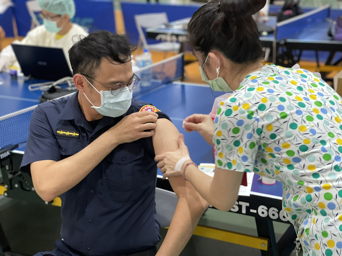 陳其邁承諾全市警方人員將在6月全數接種完畢。 圖：高雄市警察局/提供