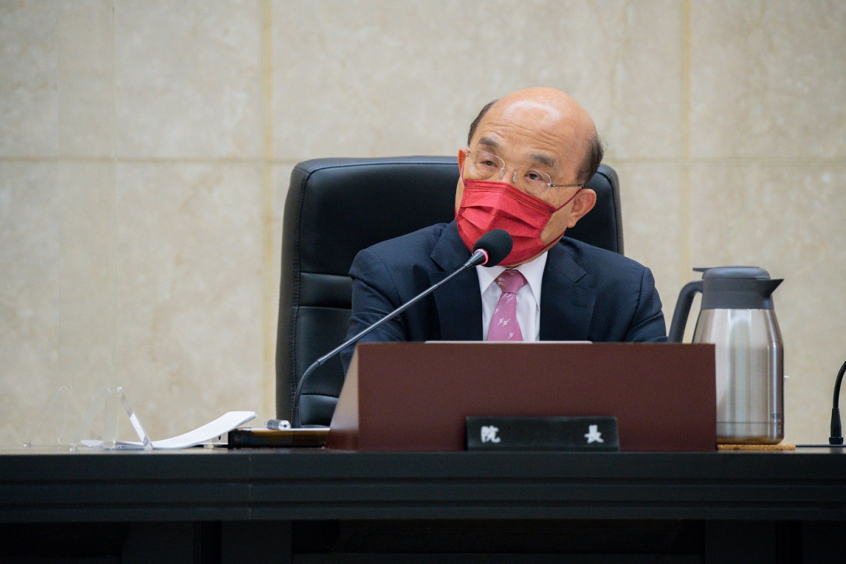 行政院長蘇貞昌今（10）日在行政院會強調，目前疫苗非常珍貴，呼籲相關機關、醫療院所若未依接種順序、名冊施打，政府將就相關人員的刑事或行政責任依法追究。 圖：行政院提供