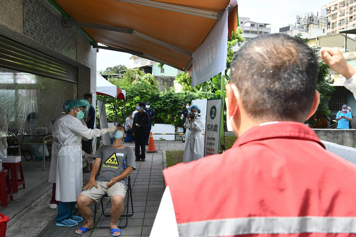 侯友宜前往關心了解「機動篩檢隊」運作情形 圖：新北市政府衛生局提供
