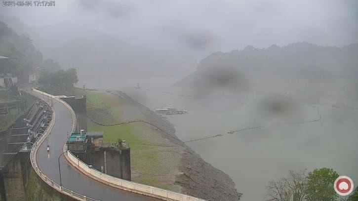 石門水庫5月底時明顯裸露出草皮及土地。 圖：擷取自石門水庫即時影像