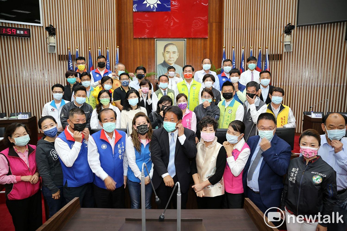 為傳遞對市民鄉親的關心，並與民眾共度五月節，臺南市議會議員們不分黨派，早在3月「超前佈署」共同錄製1支音樂短片，以輕鬆的方式提醒大家吃完粽子記得戴上口罩，齊心防疫，平安度過疫情。 圖：台南市議會提供