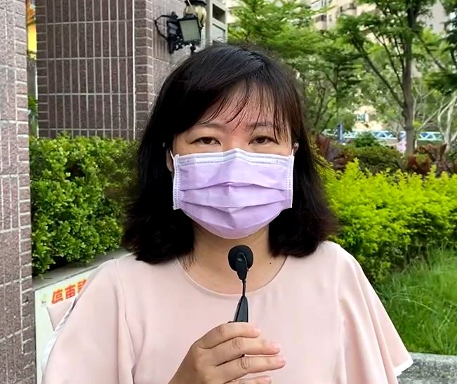 嘉義市衛生局副局長廖育瑋說明藥師施打疫苗後出現不良反應。 圖：嘉義市政府/提供