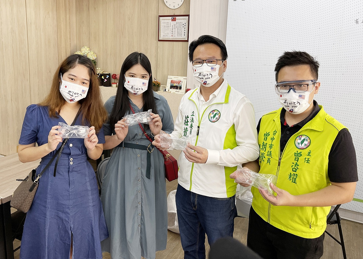 呂小姐（左二）、廖小姐（左一）透過立委莊競程捐贈護目鏡。 立委莊競程服務處/提供