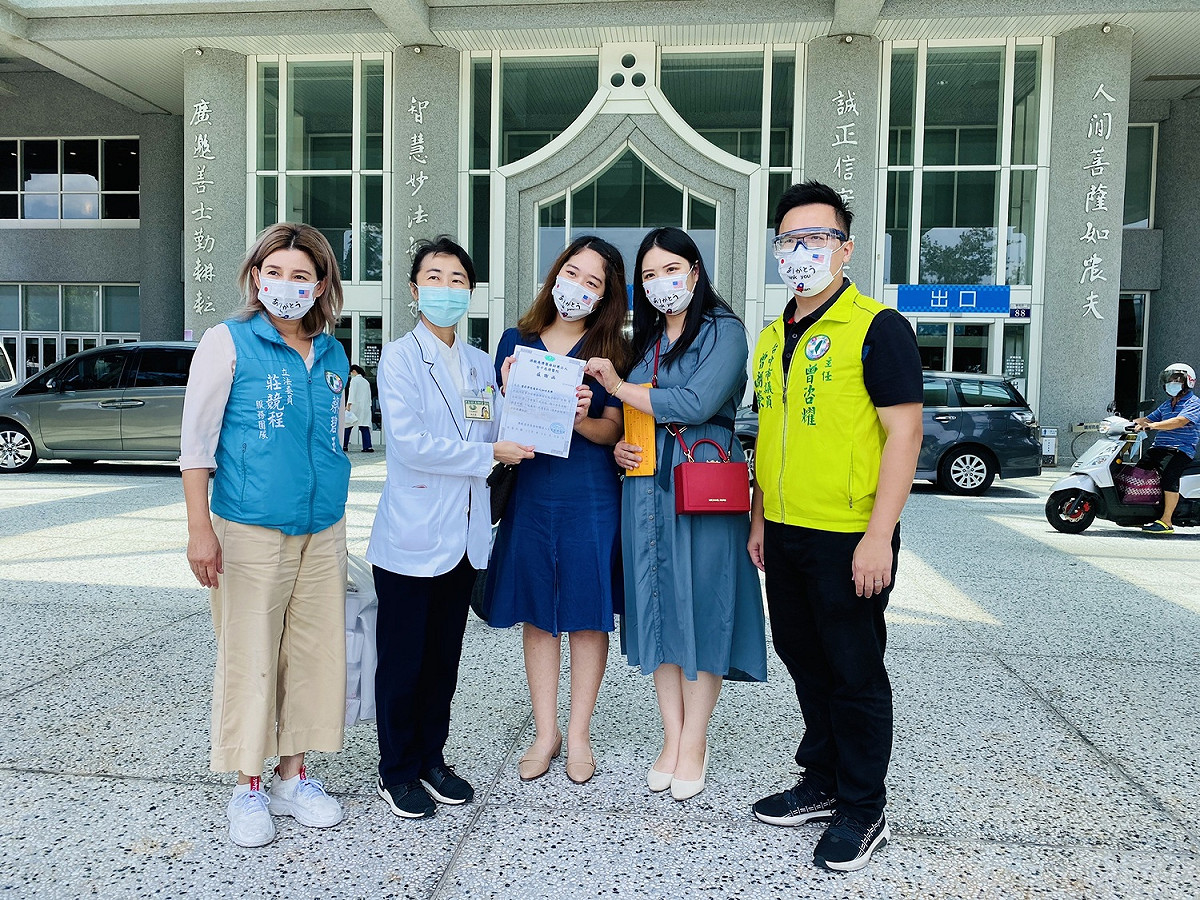 呂小姐（右二）、廖小姐（中）捐出護目鏡，由台中慈濟社會服務室主任林怡嘉（左二）代表收下。 立委莊競程服務處/提供