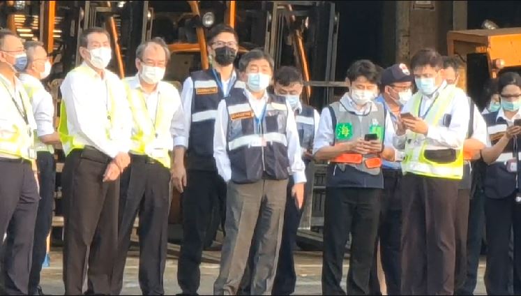 中央疫情指揮中心指揮官陳時中(中)也親至機坪接機。 圖：林昀真/翻攝