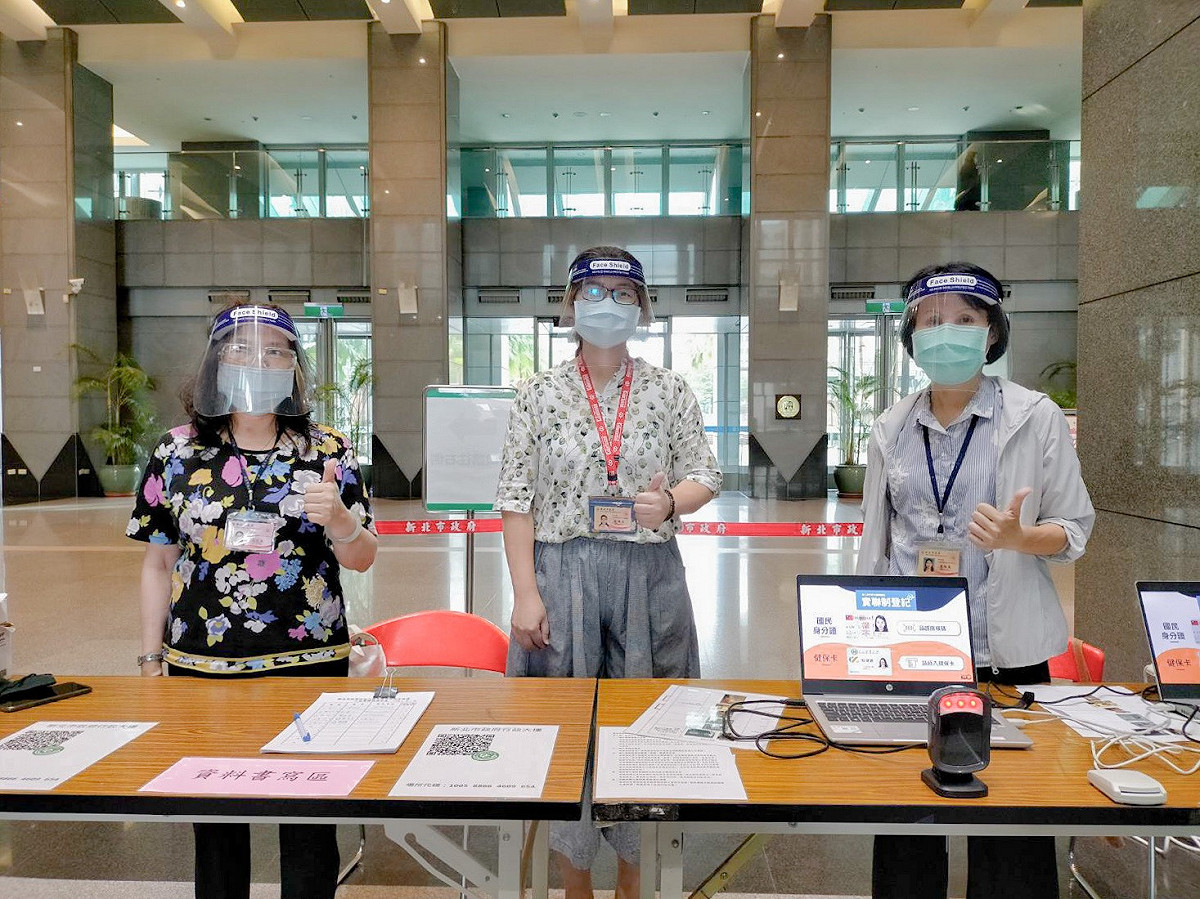 新北市地政基層一線人員獲贈防護面罩，加強防護，服務民眾。 圖：新北市政府地政局/提供