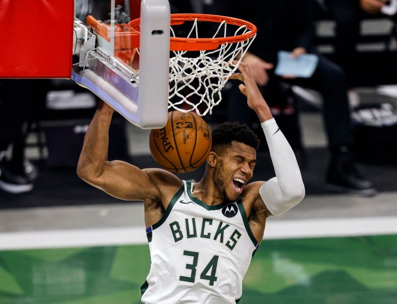 公鹿兩大當家「字母哥」Giannis Antetokounmpo、Khris Middleton合繳68分，終場公鹿以86:83擊敗籃網，系列賽公鹿1比2籃網。 圖／美聯社／達志影像
