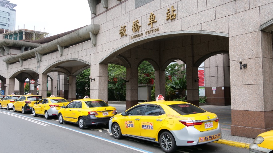 三級警戒期間有載運需求的店家及物流業者可逕洽計程車業者及車隊合作 圖：新北市交通局／提供（資料照）