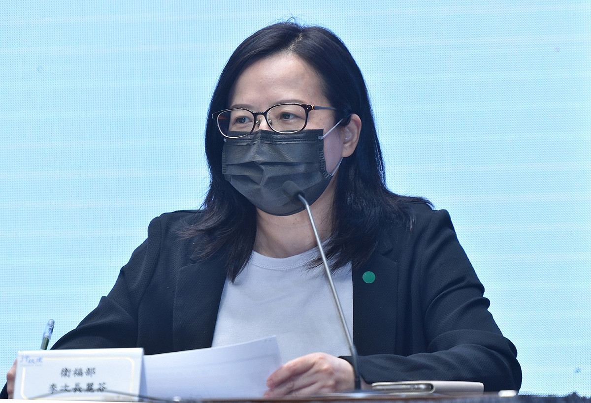 衛福部次長李麗芬說明未滿2歲孩童的家庭如何領取一次1萬元的「孩童家庭防疫補貼」。 圖：行政院提供