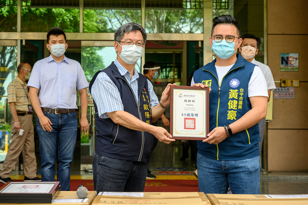 台中市議員黃健豪捐出2千件隔離衣。  市議員黃健豪/提供