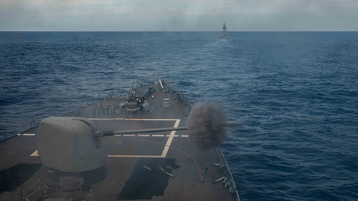 美軍伯克級驅逐艦「柯蒂斯．魏柏號(USS Curtis Wilbur，DDG-54)」與澳洲皇家海軍安扎克級護衛艦「巴拉瑞特號(HMAS Ballarat，FFH 155)」在南海進行聯合軍演實彈射擊。 圖：翻攝U.S. Pacific Fleet推特