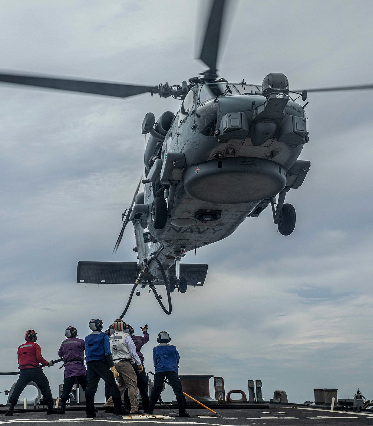 艦載「SH-60B海鷹直升機」進行高難度的「滯空加油」操演。 圖：翻攝U.S. Pacific Fleet推特