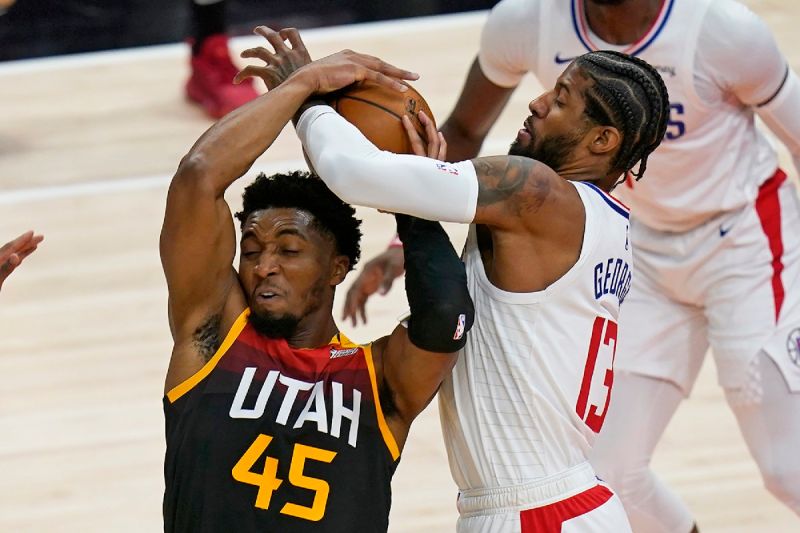 猶他爵士一哥Donovan Mitchell(米契爾)(左)復出後，爵士季後賽6戰全勝。 圖／美聯社／達志影像