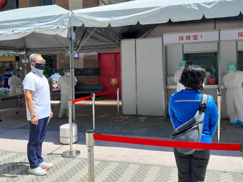 東森集團王令麟總裁於東森購物網前廣場篩檢站參與篩檢。 圖：新北市政府經發局提供
