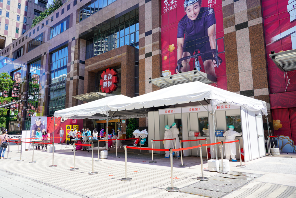經發局6月11日前往東森集團視察，了解企業快篩執行情形，及相關緊急應變的作為。 圖：新北市政府經發局提供