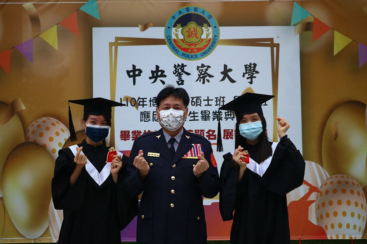 中央警察大學今(11)日舉行110年博、碩士班及學士班應屆畢業生畢業典禮，因應疫情採取線上方式辦理。 圖：內政部提供