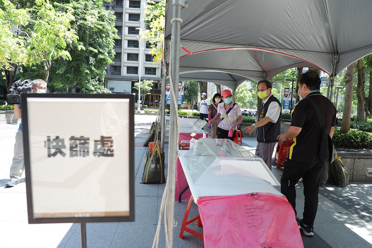 台中市政府在新光三越前設快篩站。 台中市政府/提供