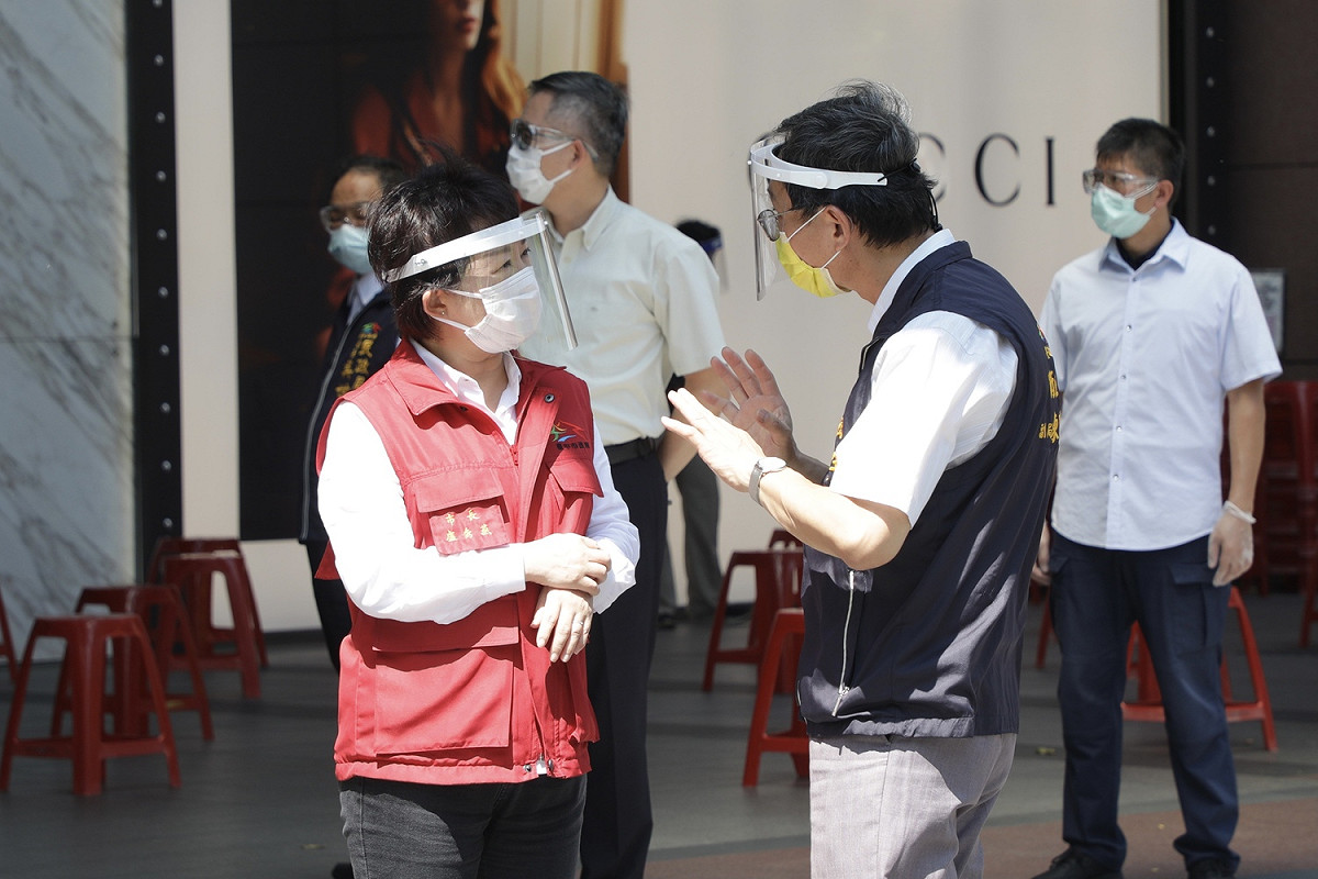台中市長盧秀燕前往新光三越前進指揮所視察。  台中市政府/提供