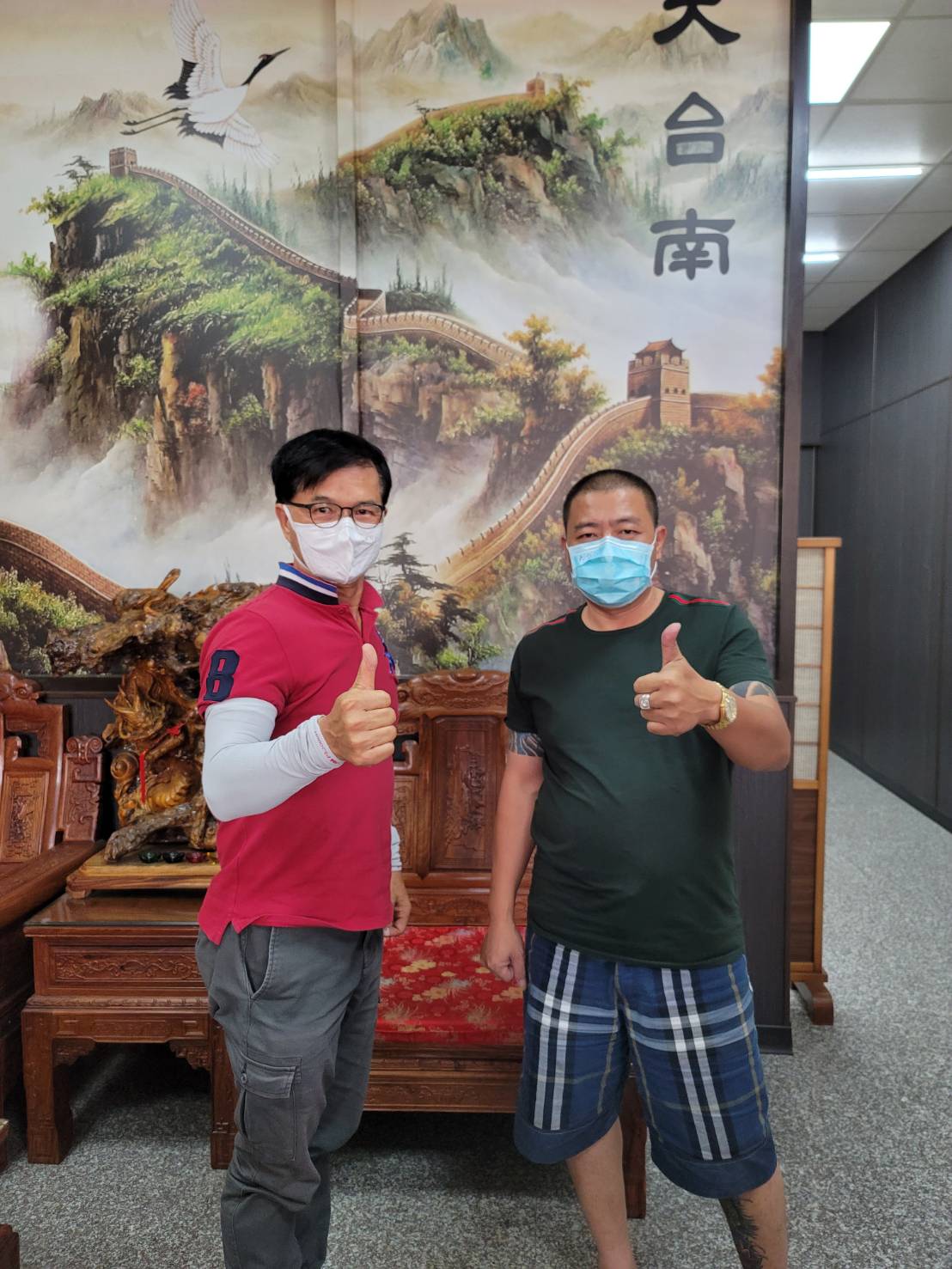 南區文南里里長陳清泉、南都里里長陳啟松，最近幾天均不眠休地在里內呼籲里民，要他們告知外地親友非必要請勿返鄉，配合市政府「端午三不一多」等政策，保護家人也保護自己。 圖：台南市政府提供