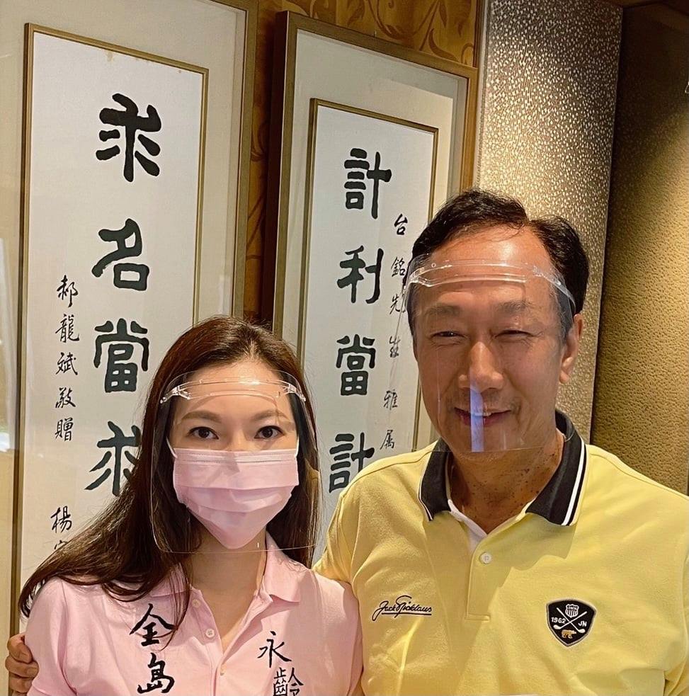 郭台銘與妻子曾馨瑩。 圖：翻攝自郭台銘臉書（資料照）