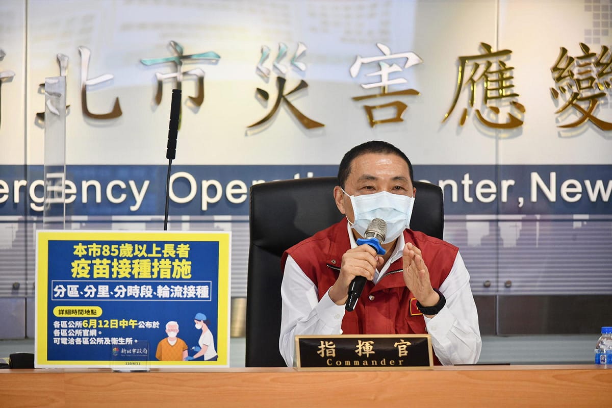 侯友宜說明新北市疫苗接種計畫，長照機構人員及85歲以上長者優先列第一階段接種。 圖：新北市政府／提供