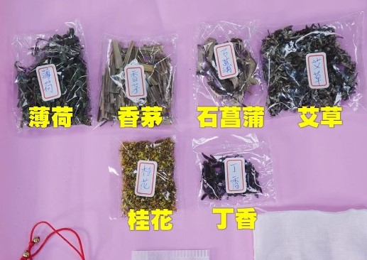 動保處自製寵物防疫香包材料。  圖：新北市動保處提供