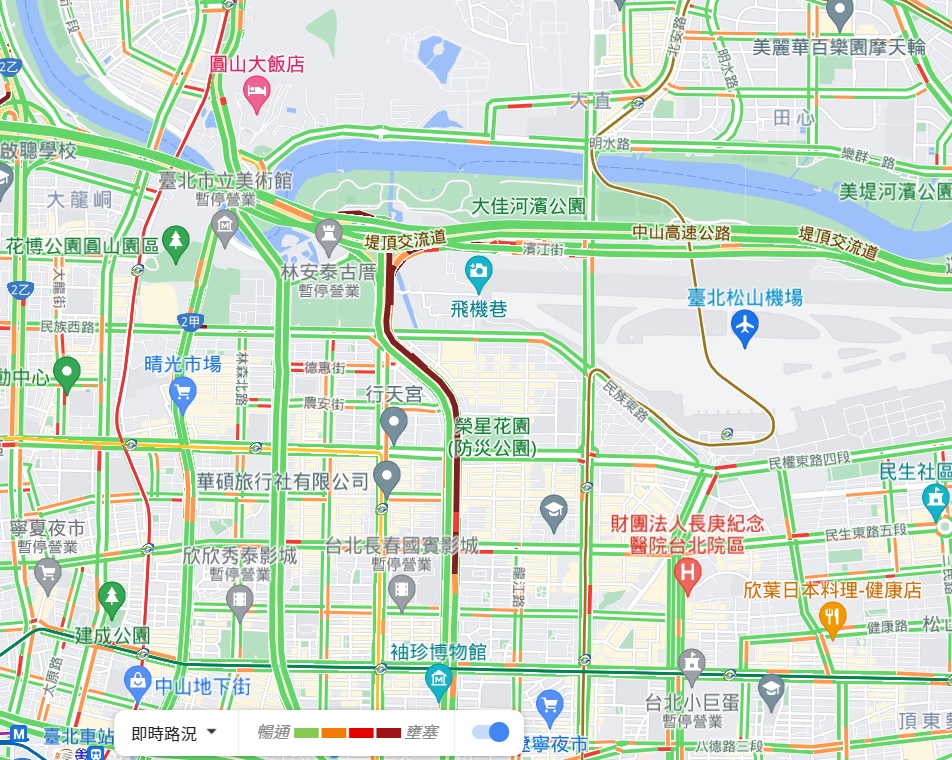 Google Map即時路況，顯示北部多處接近高速公路匣道路段出現壅塞狀況。 圖：翻攝Google Map