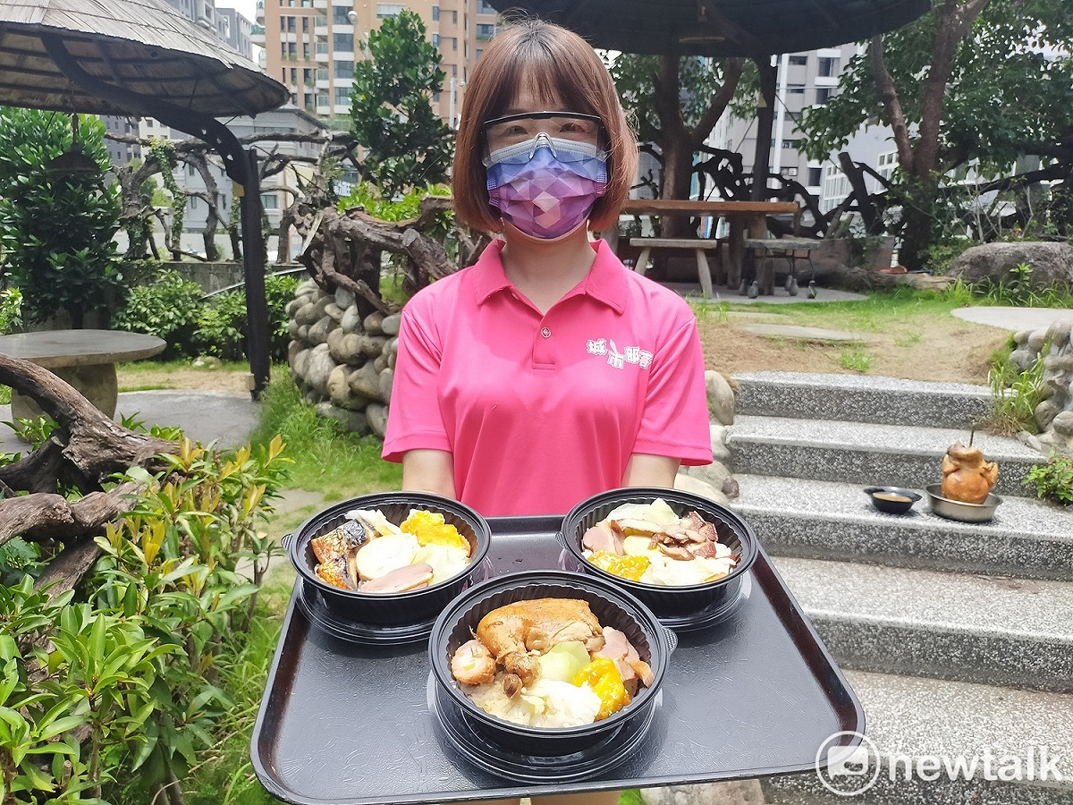 餐廳夜班女主管自稱是「貓頭鷹」，但現在大白天就得賣便當。 唐復年/攝