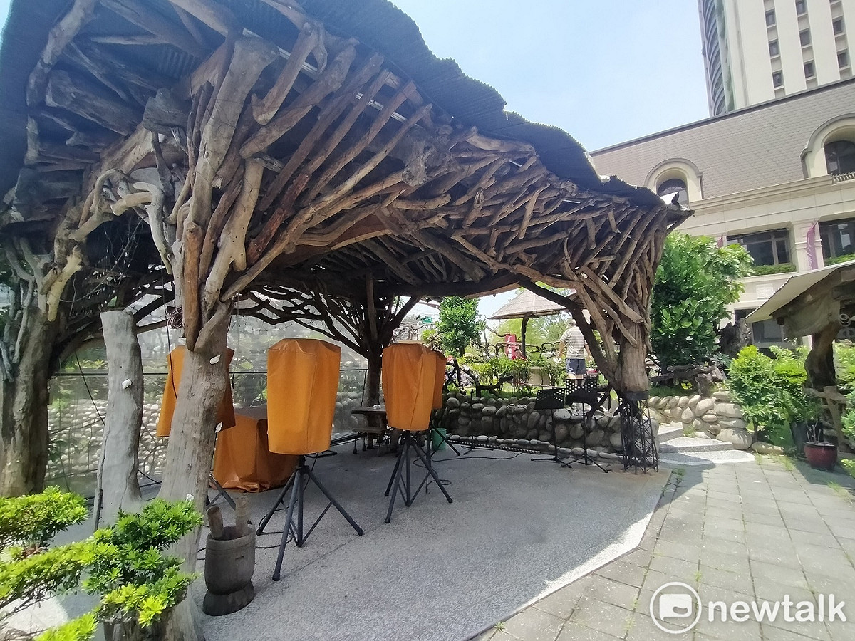 「城市部落」以漂流木為主視覺，有舞台可供表演歌舞，但疫情期間被迫暫停。 唐復年/攝