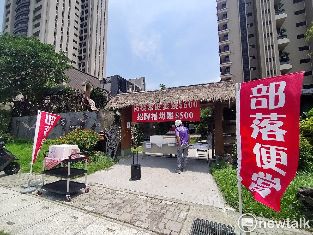 「城市部落」開賣部落便當，站在大門口一樣可以聽到原鄉風味的歌曲。 唐復年/攝