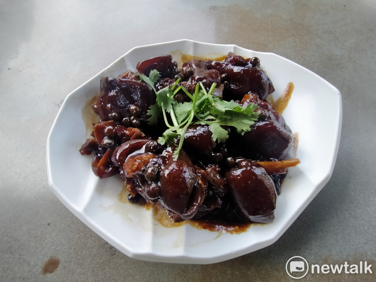 樹豆又稱勇士豆，加入豬腳燉滷，是為部落常見的食物。 唐復年/攝