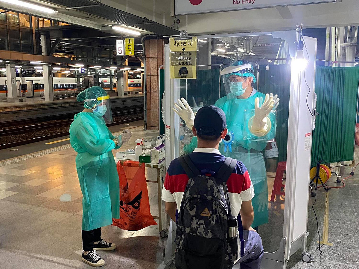 花蓮縣政府今天(11日)在花蓮及玉里火車站增設快篩站，提供返鄉旅客下車後即可快篩。 圖：翻攝徐榛蔚臉書