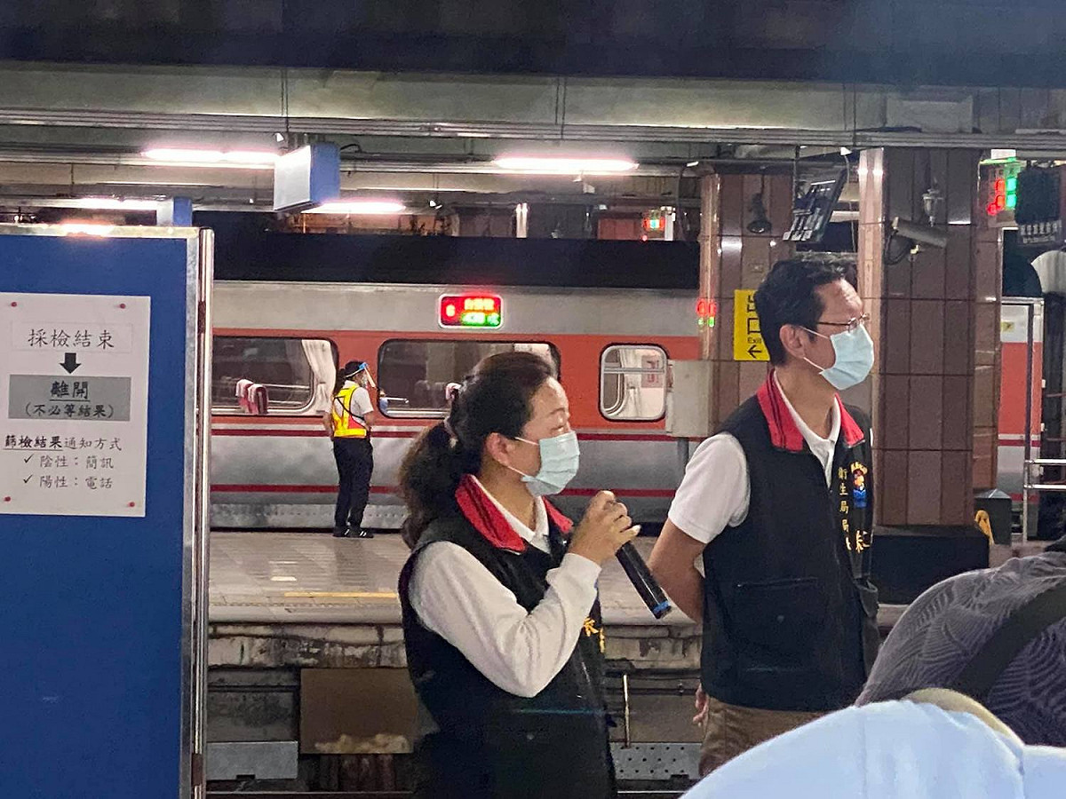 花蓮縣長徐榛蔚晚間到花蓮火車站視察快篩站作業狀況。 圖：翻攝徐榛蔚臉書