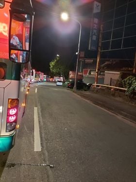 國民黨立委洪孟楷臉書PO文控交通部國道管制措施讓通勤公車枯等兩小時仍上不了交流道。 圖：翻攝洪孟楷臉書