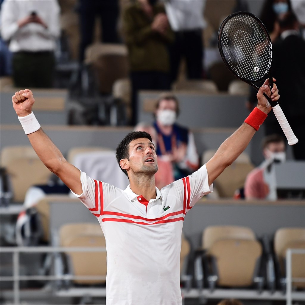 塞爾維亞球星喬科維奇（前）。 （圖取自twitter.com/rolandgarros）
