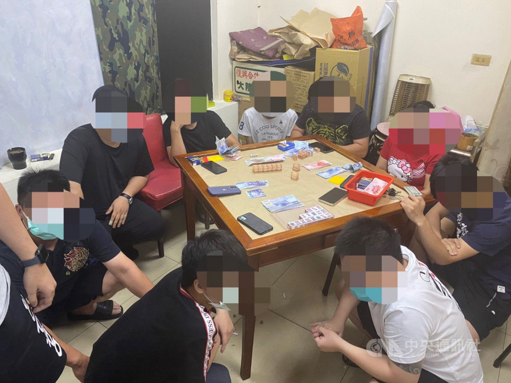 新北警方12日凌晨查獲洗車場內有人聚賭，不到5坪大的狹窄空間擠滿17名男女賭客，警方除將賭場工作人員及賭客依法送辦，也以違反防疫規定函送市府裁罰。 圖/中央社