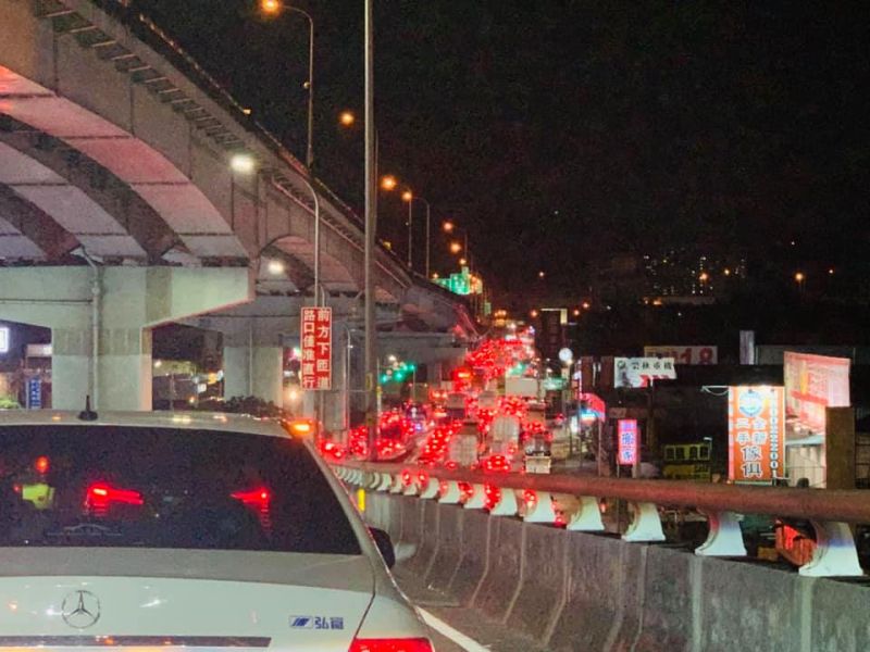 網友分享國道塞車路況，怒轟「大家退票改開車？」引發熱議。（ 圖／翻攝自《爆廢公社》臉書