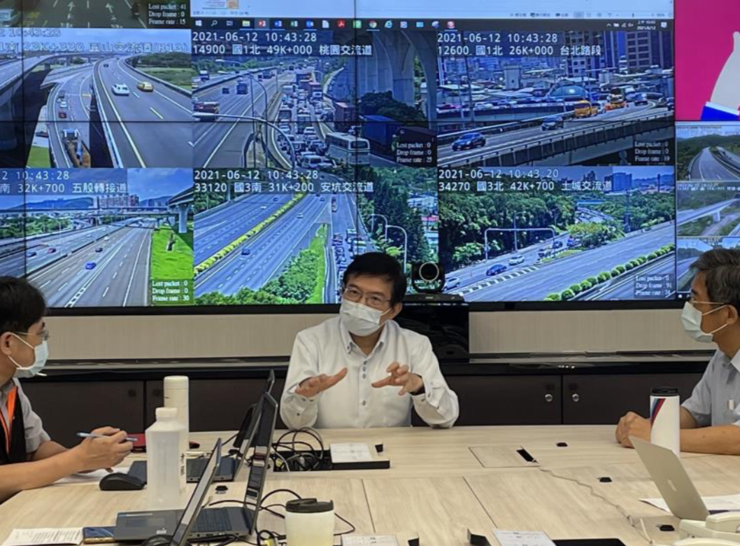 交通部長王國材12日上午10時視察高速公路局，了解交通輸運情形後，緊急宣布彈性放寬匝道儀控。 圖：交通部提供（資料照）