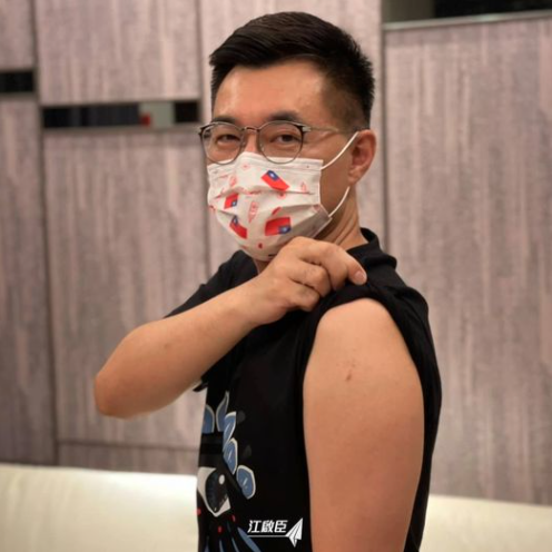 今（12）國民黨主席江啟臣聲援趙少康，呼籲民眾也要告訴政府「給我疫苗」。 圖：翻攝自江啟臣臉書